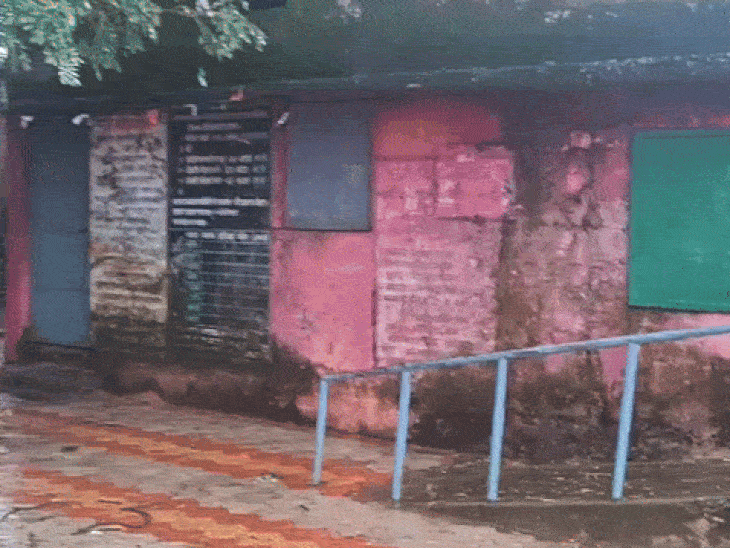 लोकीपार स्कूल का जर्जर भवन।