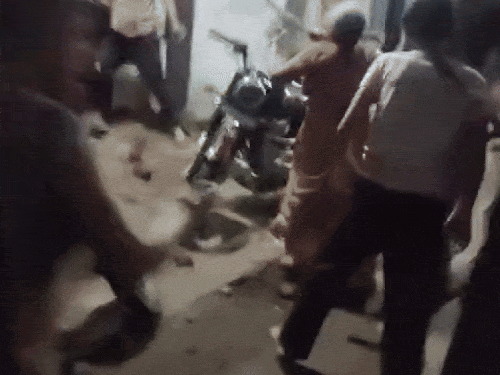 दो पक्षों ने एक दूसरे को डंडों से पीटा।