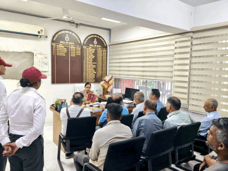 थाना 19 में लोगो से बात करते हुए।