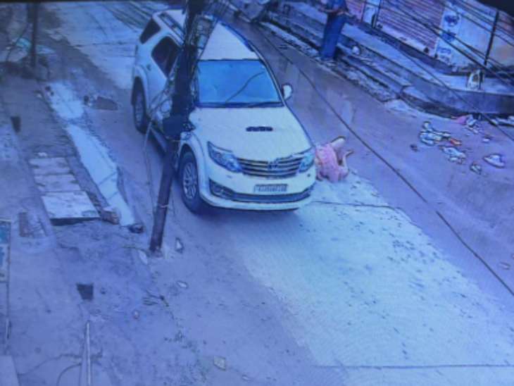 टक्कर इतनी तेज थी कि वह उछलकर करीब 10 फीट दूर जाकर गिरी।