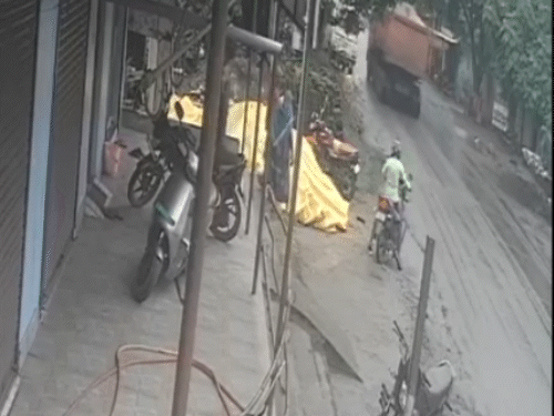 CCTV वीडियो में महिला बैंक से पैसे निकालकर बाहर आते हुए दिखाई दे रही है।