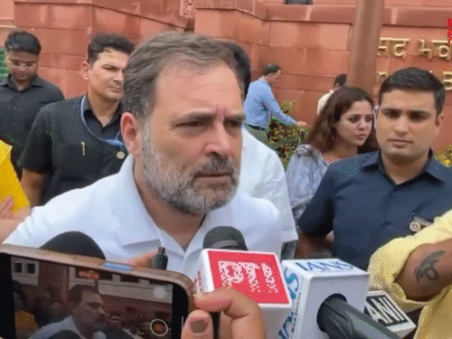 लोकसभा में विपक्ष के नेता राहुल गांधी लोकसभा के स्थगित होने के बाद मीडिया के सवालों का जवाब दे रहे थे। इसी दौरान उन्होंने ट्रम्प के बयान पर बात की। - Dainik Bhaskar