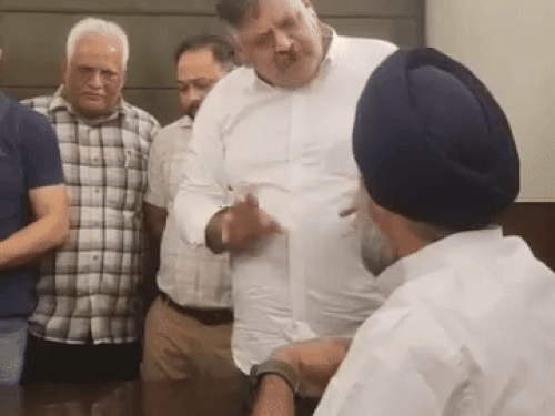 25 जून को बिक्रम मजीठिया व विजिलेंस अधिकारी से बातचीत करते हुए।