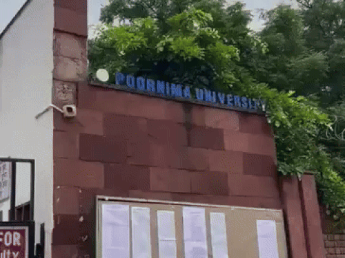 जयपुर की पूर्णिमा यूनिवर्सिटी में अभ्यर्थी का परीक्षा केंद्र था। उसे अंदर जाने से रोका गया था।