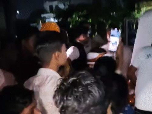 बिलासपुर में प्रीति भवन में हिंदू संगठनों ने घेराव कर दिया था।
