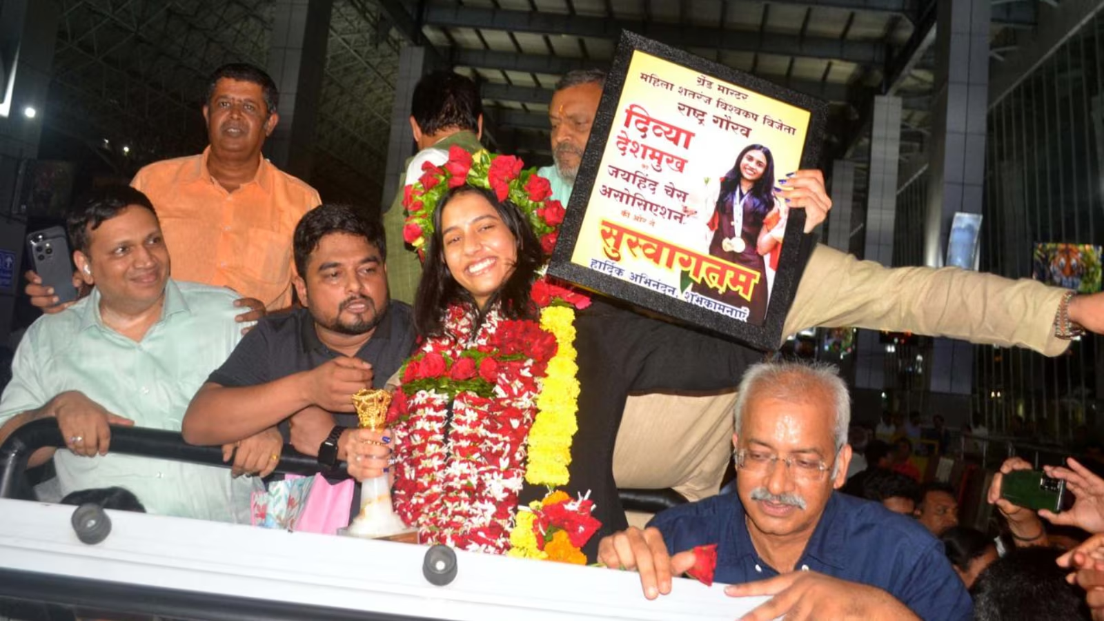 दिव्या नागपुर एयरपोर्ट पर अपनी मां के साथ पहुंची।