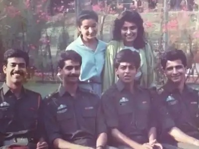 फौजी में अपने को-एक्टर के साथ शाहरुख खान (ग्रीन सूट में अमीना शेरवानी)