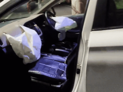 कार के एयर बैग खुलने से बची कार सवार युवकों की जान