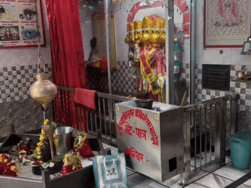 बिहारीगंज स्थित पंचमुखी बालाजी मंदिर, जहां चोरी की वारदात हुई।