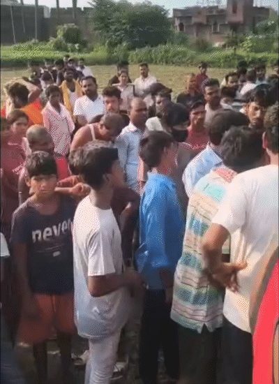 हादसे की जानकारी मिलने के बाद जुटी भीड़।