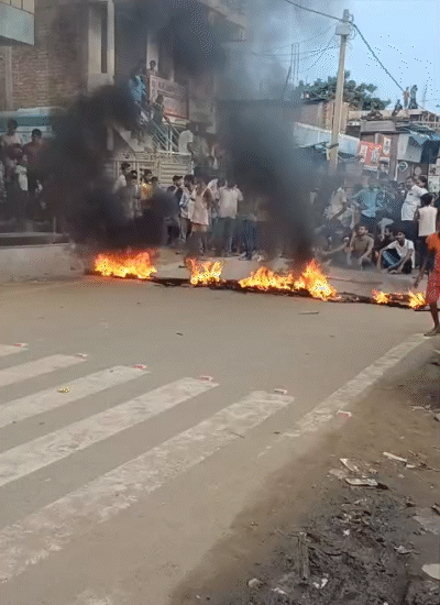 गुस्साए लोगों ने पटना-जानीपुर सड़क को जाम कर दिया और आगजनी की।