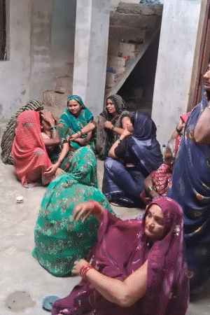 घर के अंदर महिला विलाप कर रही थी। परिवार की महिलाओं को संभालती हुई दिखी।
