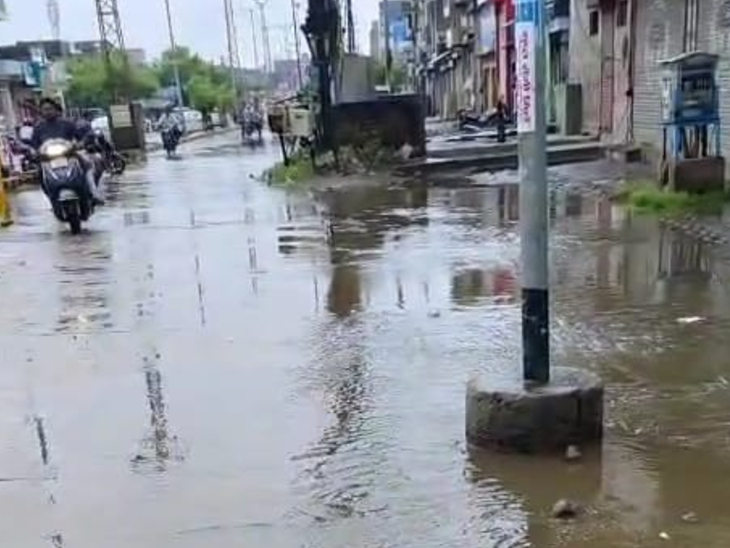 हीरादास से कुम्हेर गेट के बीच में सड़क पर भरा था पानी।