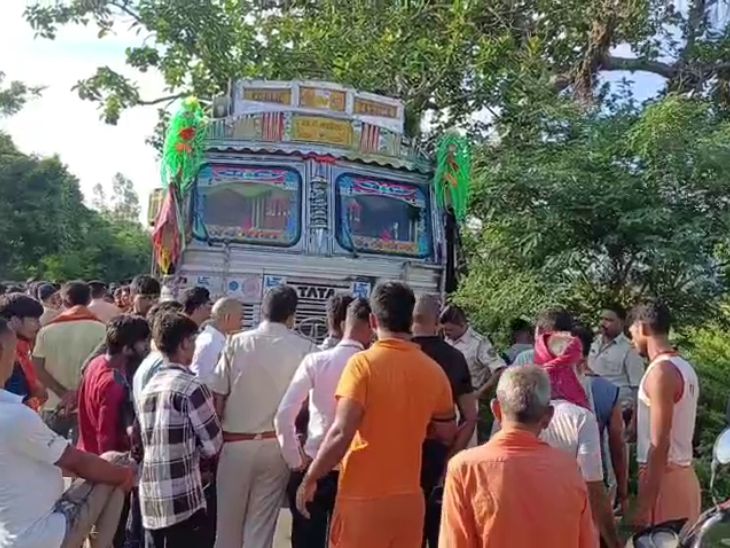 लखीसराय-जमुई रोड पर हादसे के बाद मौके पर लोगों की भीड़ जमा हो गई।