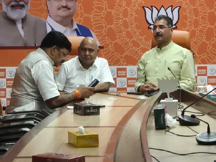 बैठक में प्रदेश अध्यक्ष हेमंत खंडेलवाल और राष्ट्रीय सह संगठन महामंत्री।