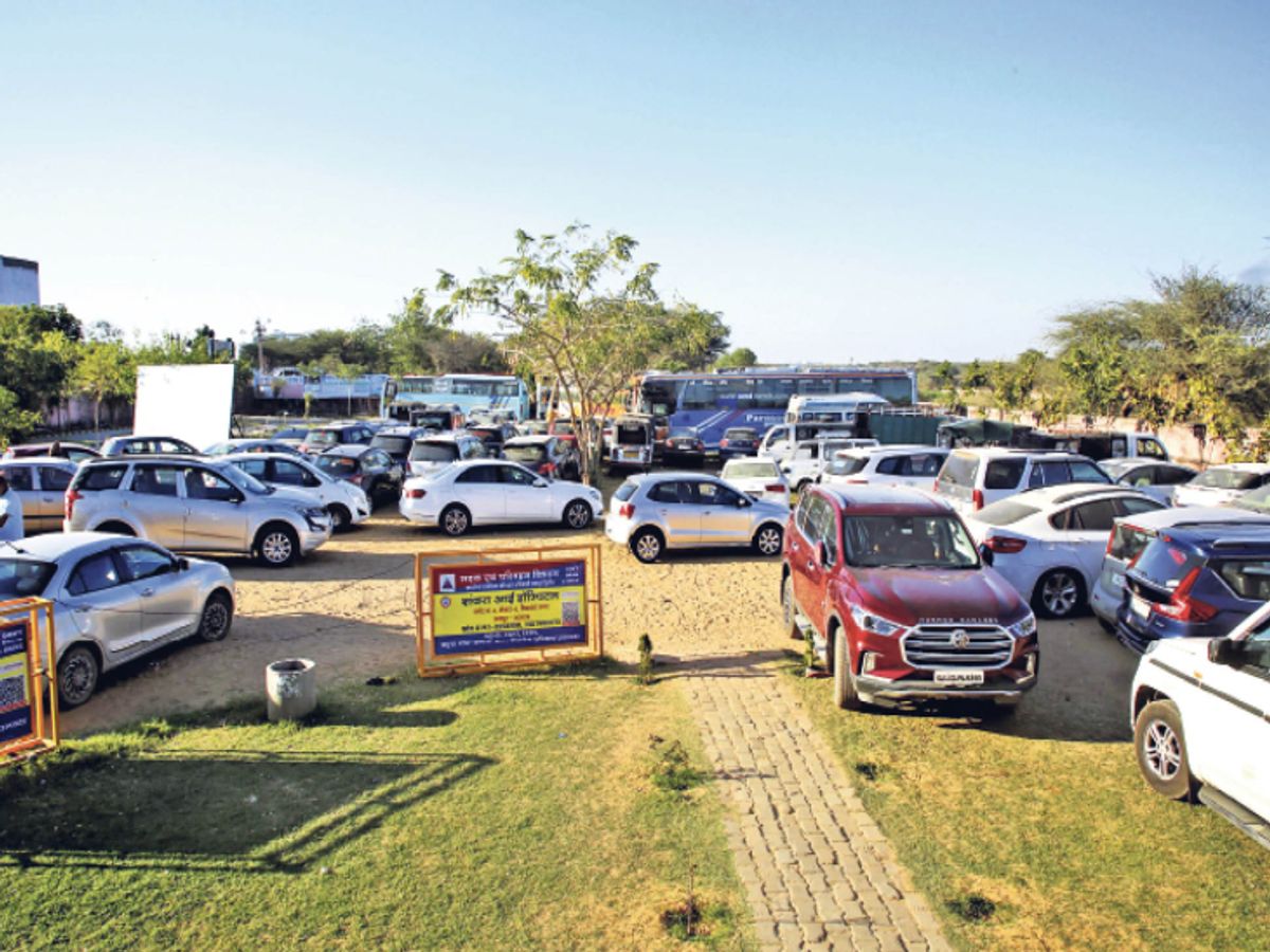 राजस्थान में पिछले कुछ दिनों में बाहर के नंबर वाली गाड़ियों पर भारी-भरकम जुर्माना किया गया है।