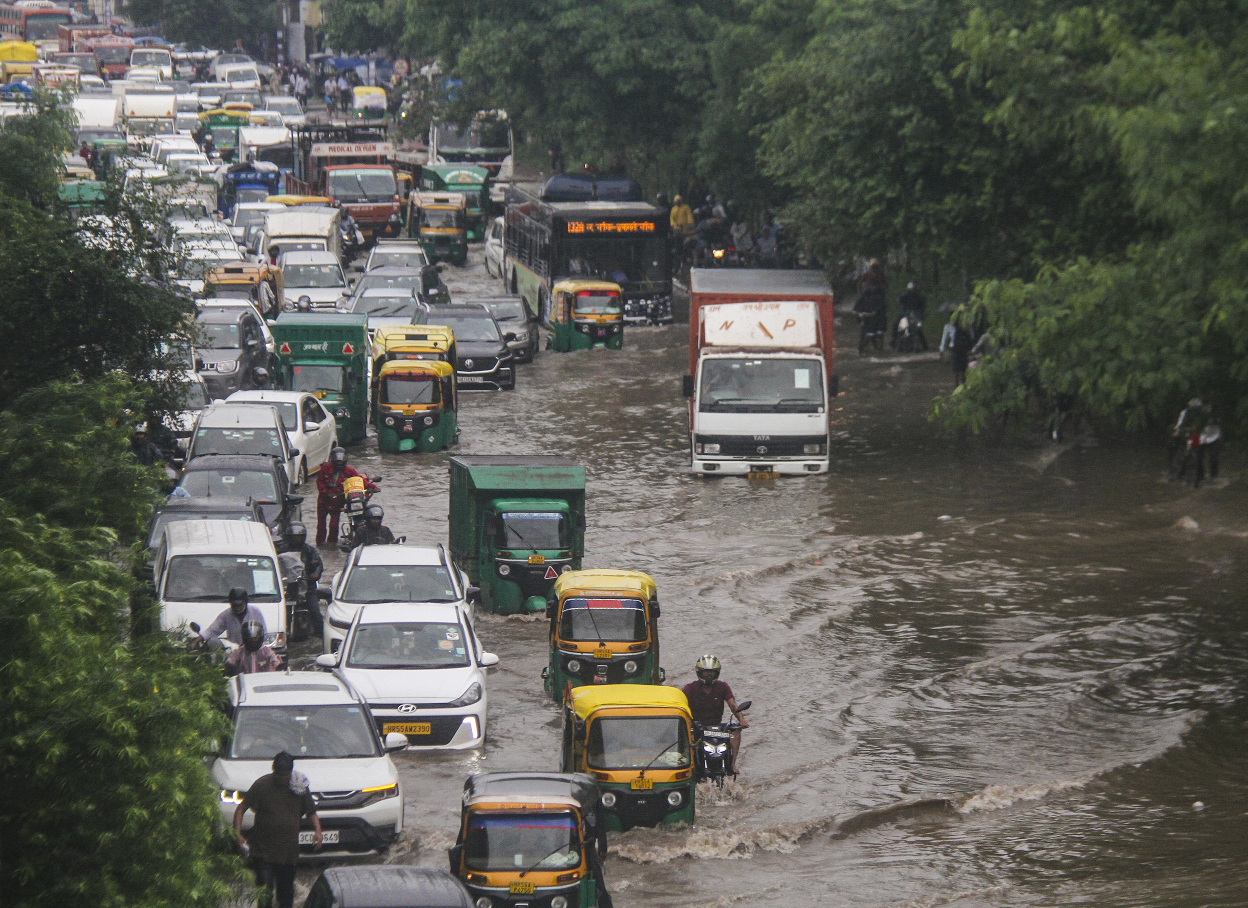 दिल्ली-NCR में गुरुवार को भारी बारिश के बाद सड़कों पर गाड़ियां रेंगती नजर आईं।
