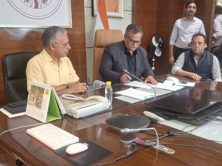 लोकभवन में गुरुवार देर शाम मनोज सिंह से कार्यभार ग्रहण करते नए मुख्य सचिव एसपी गोयल।