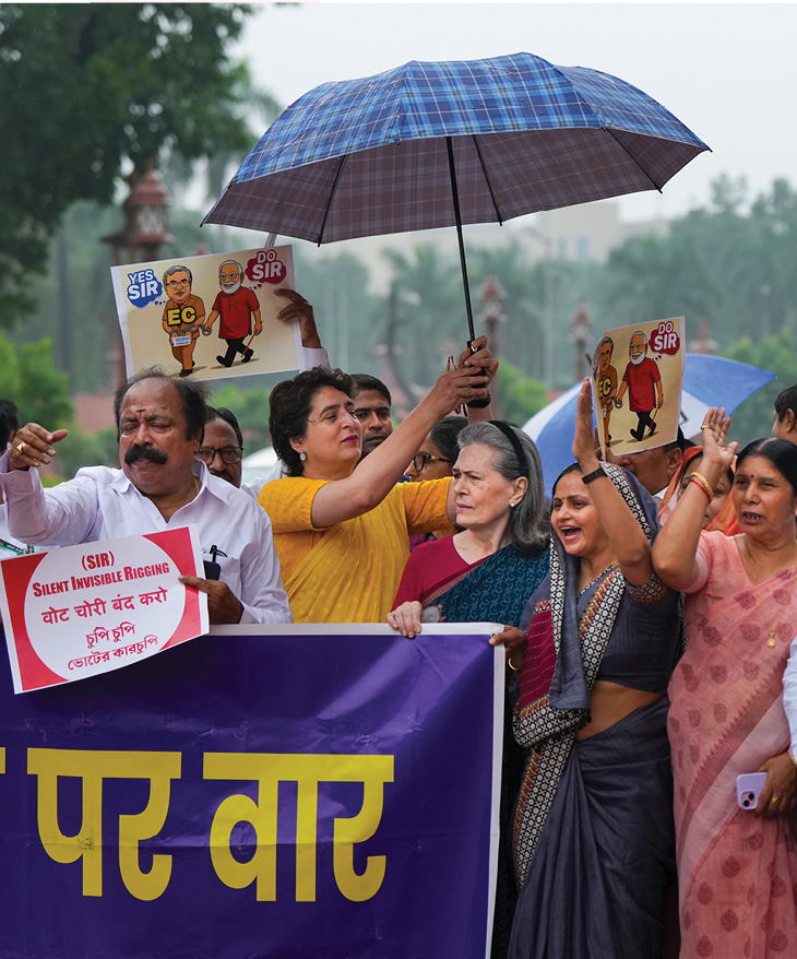 संसद के बाहर प्रदर्शन के दौरान बारिश हुई। प्रियंका गांधी ने छाता लगाकर अपनी मां सोनिया गांधी को भीगने से बचाया।