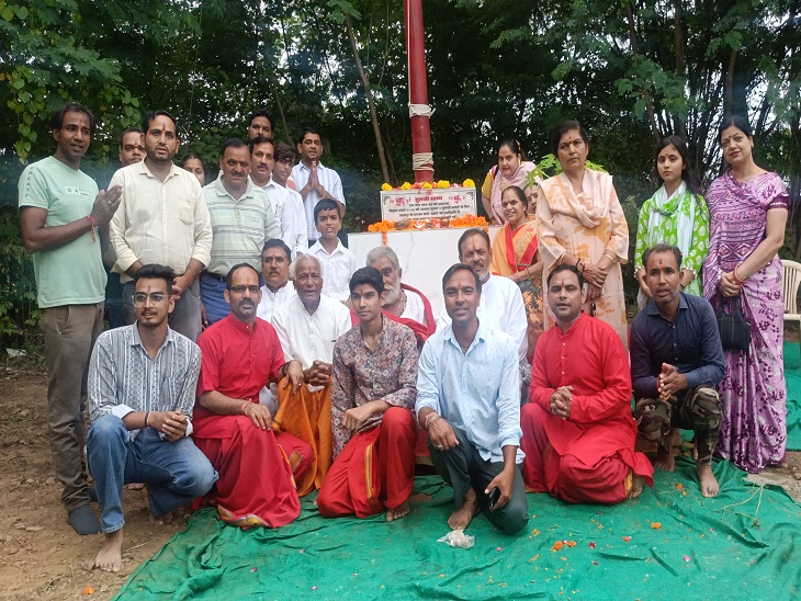 मंदिर में 51 फीट उंची राम नाम पताका फहराई तब मौजूद भक्तगण