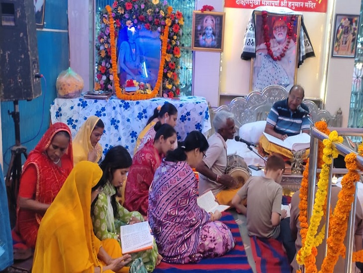 हनुमान मंदिर में भक्ति करते भक्तगण