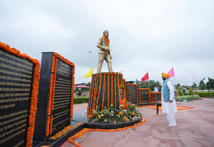 सीएम शहीद उधम सिंह को श्रद्वाजंलि देते हुए।