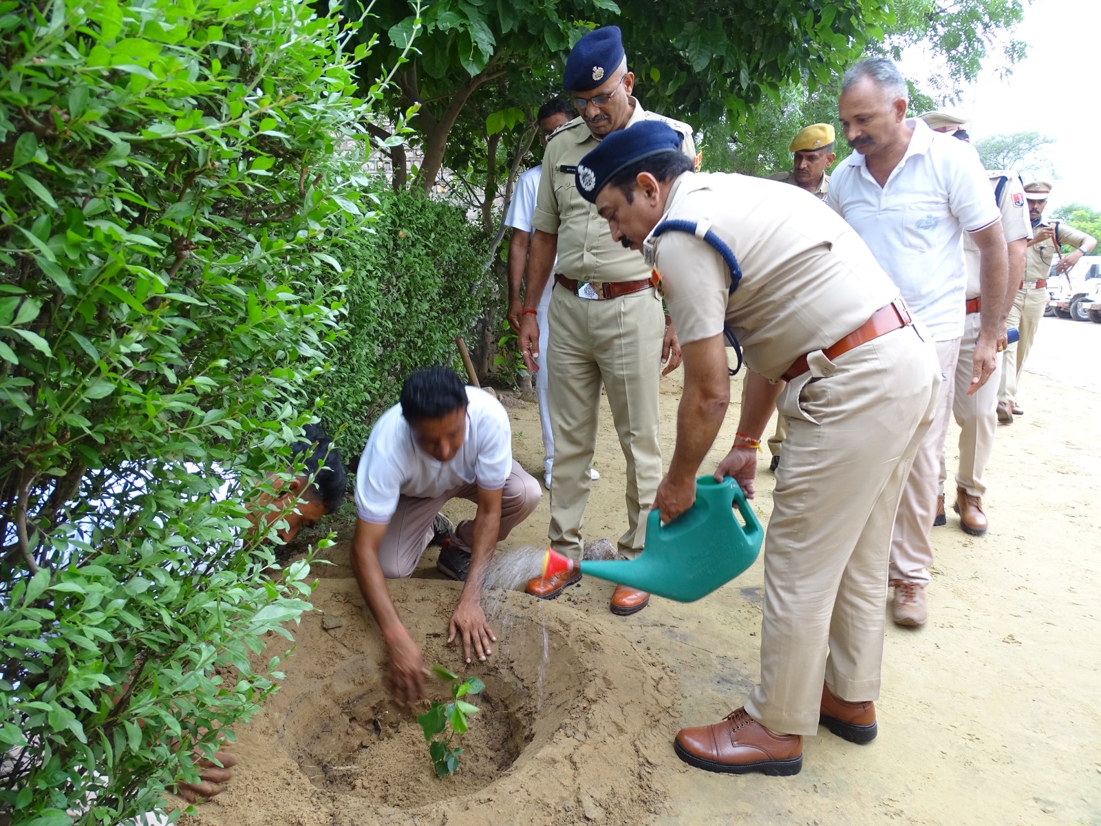 आईजी ने पुलिस लाईन ग्राउंड में किया पौधा रोपण
