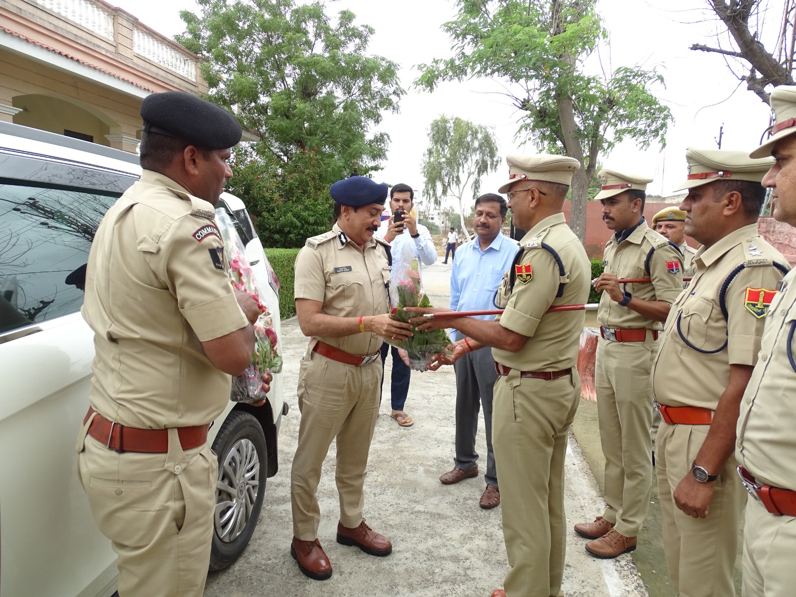 नए आईजी का गुलदस्ता देकर जालोर में स्वागत करते हुए जालोर एसपी ज्ञानचंद्र यादव