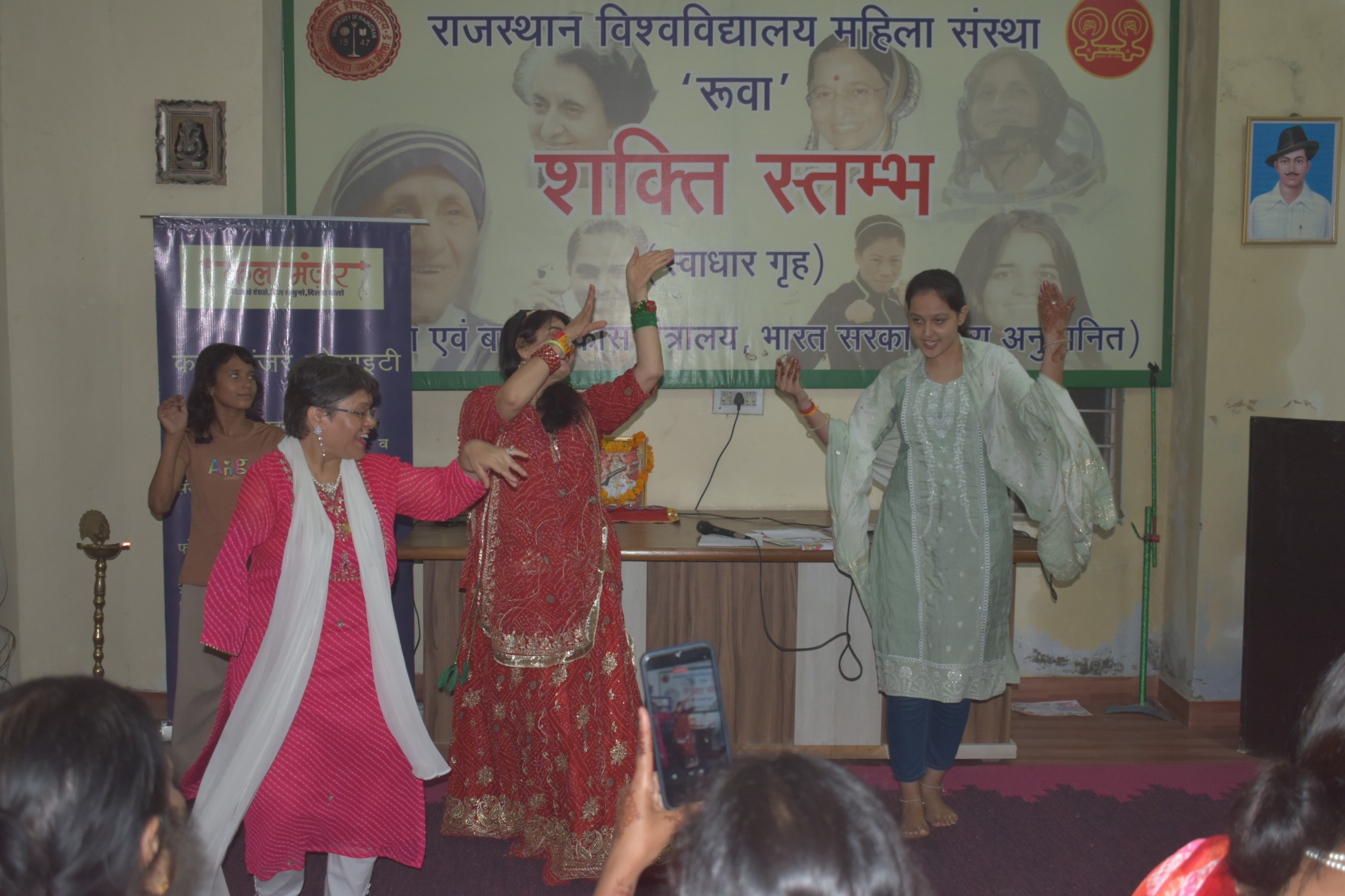 कार्यक्रम का शुभारंभ रूआ अध्यक्ष डॉ. शशिलता पूरी और कला मंजर संस्था की फाउंडर मीनाक्षी माथुर द्वारा दीप प्रज्वलन के साथ हुआ।