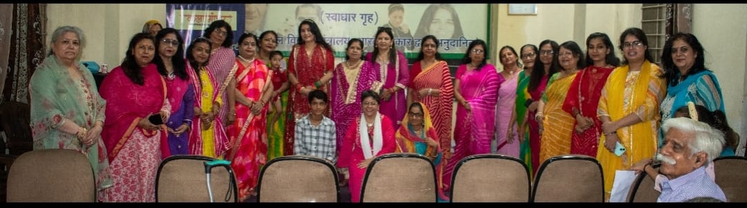 लहरिया परिधानों में सजी महिलाओं और बच्चियों ने न केवल अपने परिधानों से, बल्कि लोकगीतों, नृत्य और पारंपरिक खेलों से भी वातावरण को जीवंत कर दिया।