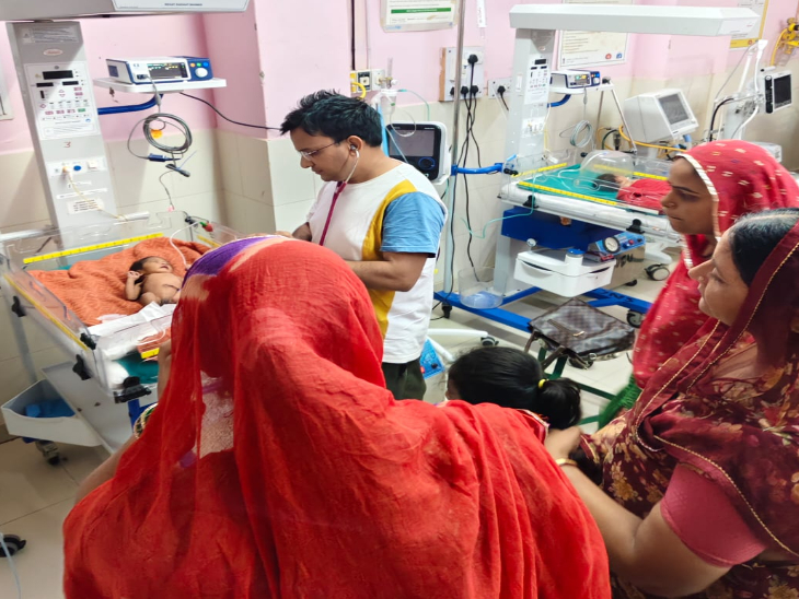 बच्ची का इलाज करते डॉक्टर और मौके पर शिशु गृह की टीम।