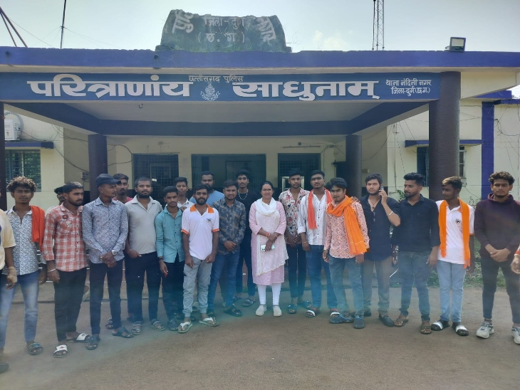 जरंग दल के कार्यकर्ताओं ने थाने पहुंचकर स्कूल प्रबंधन के खिलाफ सख्त कार्रवाई की मांग की।