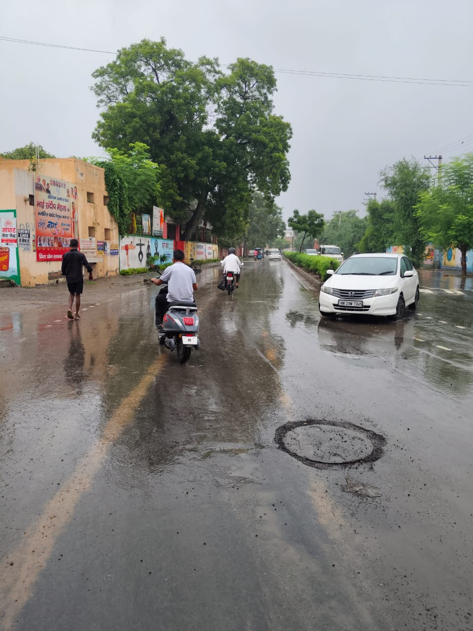 बीडीपीओ की ओर जाने वाले रोड पर गुजरते वाहन।