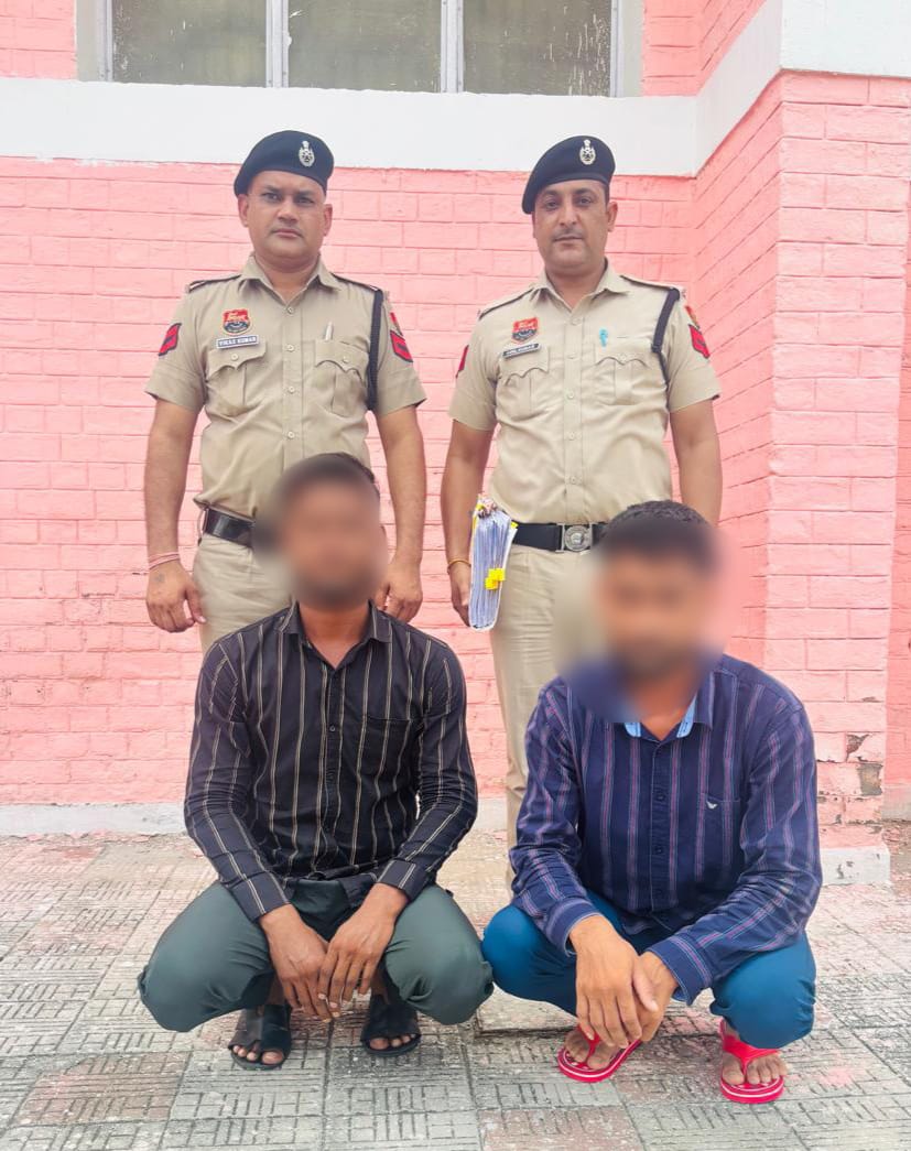 पुलिस की गिरफ्त में साइबर ठग।