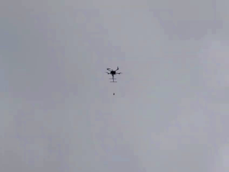 ड्रोन से बम गिराए।