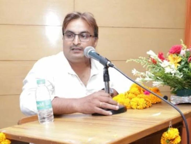 महिलांची तस्करी करत आहेत धीरेंद्र शास्त्री: एलयूच्या प्राध्यापकांनी लिहिले- मोदी-ट्रम्प यांच्या मैत्रीची देशाला आणखी किती किंमत मोजावी लागेल? रविकांत म्हणाले- मी पोस्ट केली आहे आणि मी जे बोललो त्यावर मी ठाम आहे.