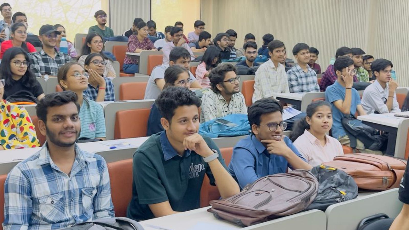 कॉलेज प्रशासन के अनुसार इस शैक्षणिक सत्र में लगभग 1700 छात्रों ने विभिन्न पाठ्यक्रमों में प्रवेश लिया।
