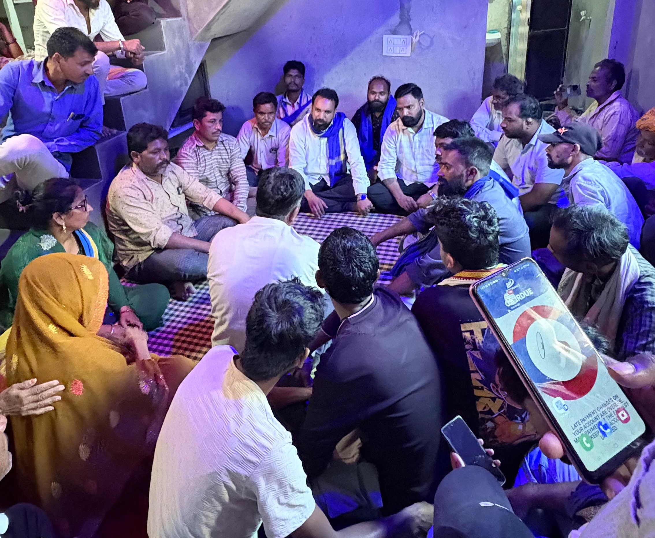 मृतक आयुष मालवीय के परिजनों से मिलते भीम आर्मी पदाधिकारी।