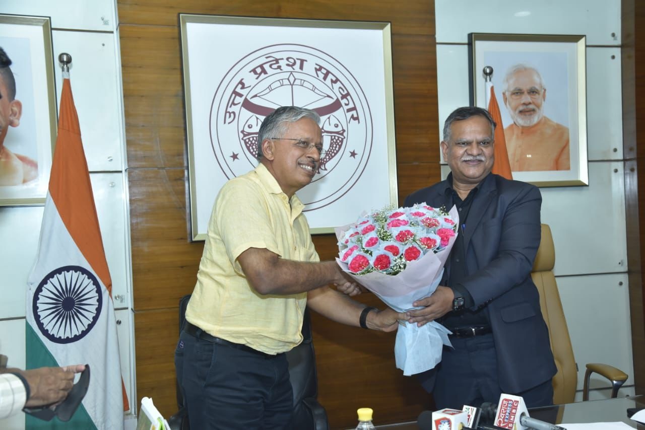 कार्यभार ग्रहण करने के बाद मनोज सिंह ने एसपी गोयल को बुके देकर सम्मानित किया।