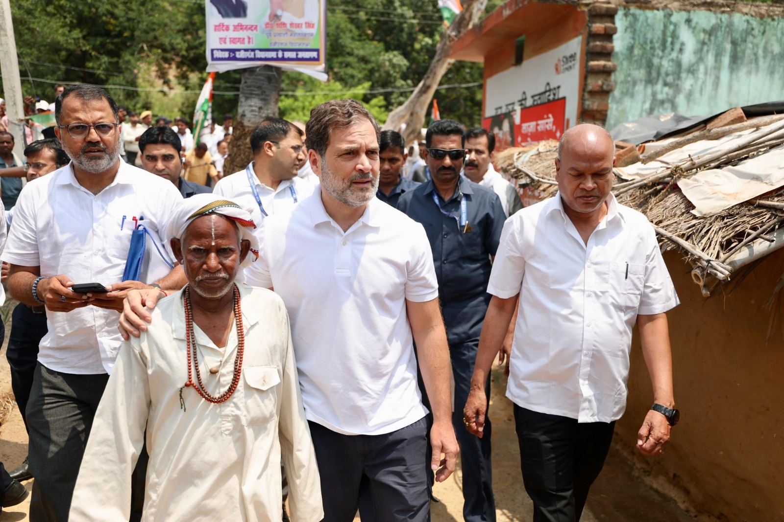 6 जून को राहुल गांधी ने गयाजी में भगीरथ मांझी से मुलाकात की थी। बिहार कांग्रेस ने फोटो फेसबुक पर डाली थी।