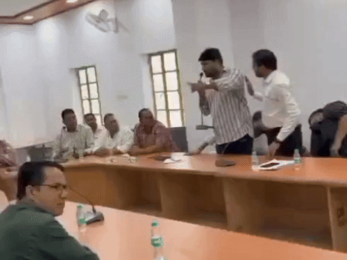 आरोपी पार्षद भरत टांक ने हंगामा किया। इसके बाद सभापति के पति पार्षद नवरत्न बोथरा पर स्याही फेंक दी।