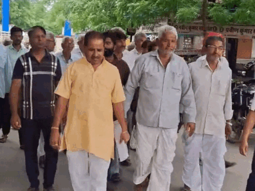 कलेक्टर को ज्ञापन देने जाते हुए ग्रामीण