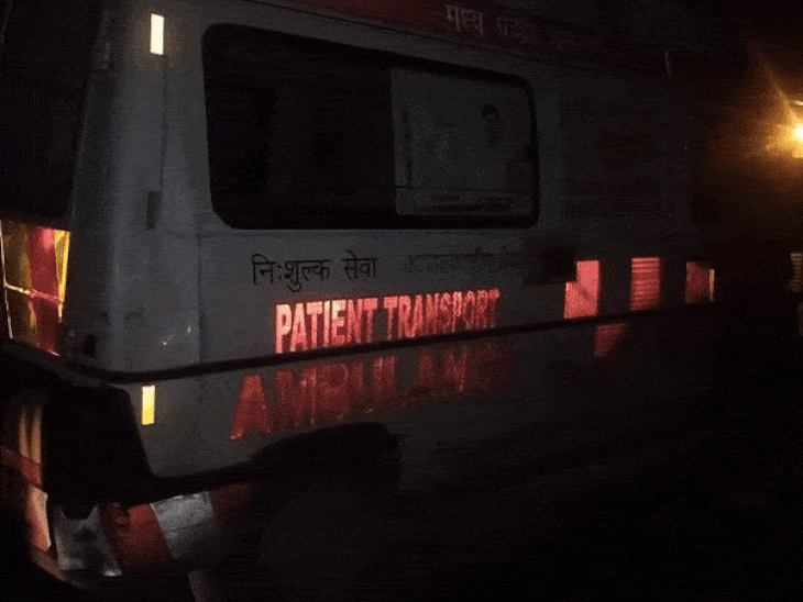हादसे में तीन लोगों को मामूली चोटें आई हैं।