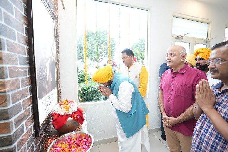 शहीद की फोटो के आगे नमन करते हुए सीएम भगवंत मान व अन्य नेता।