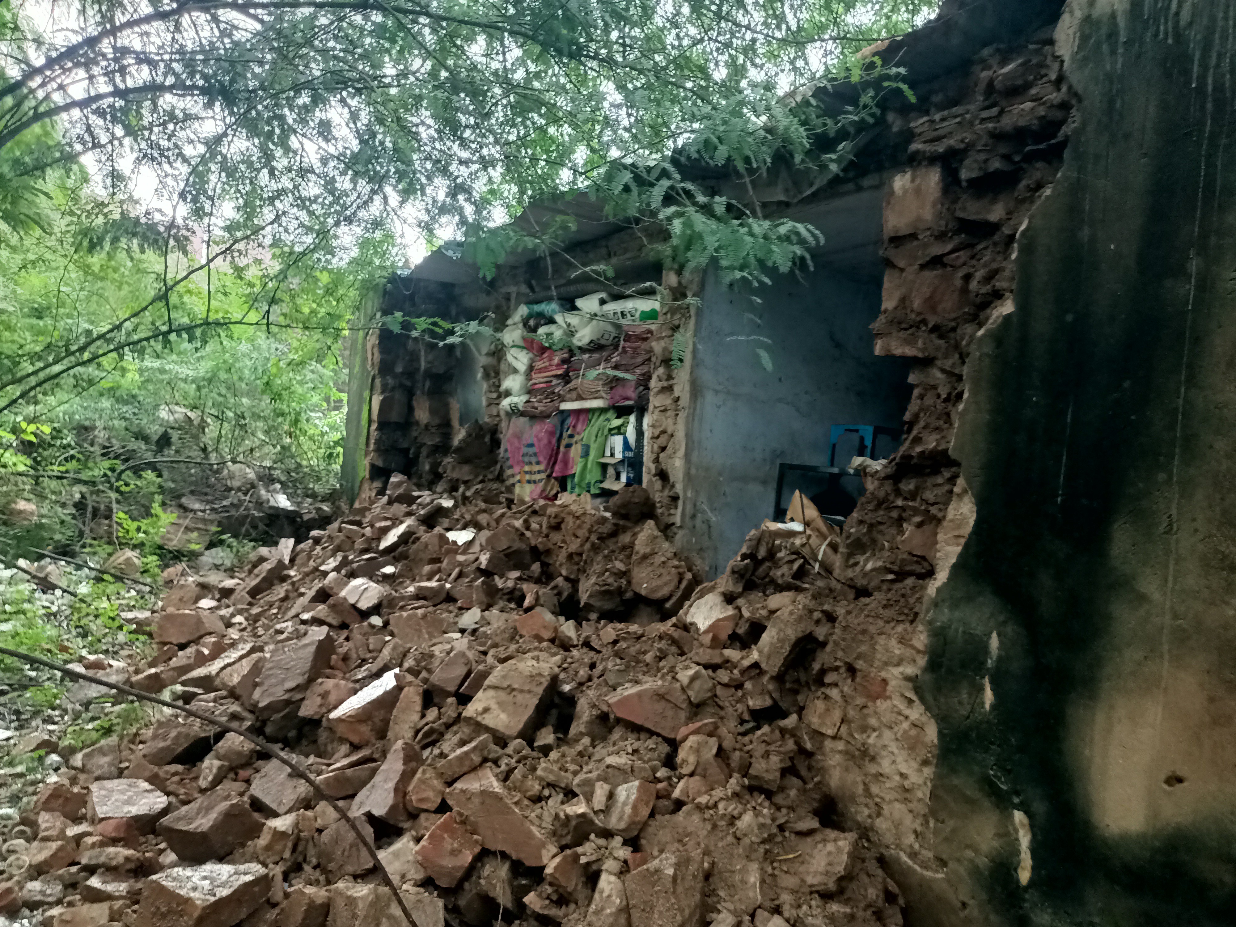 स्यालोदड़ा मोड़ पर तीन दुकानों की पीछे की दीवार ढह गई।