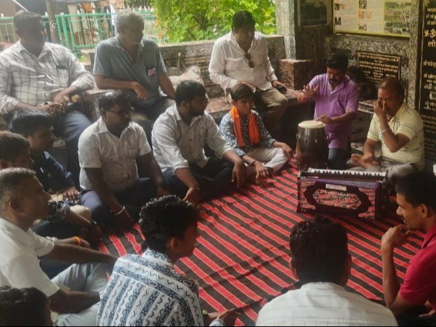 पाली के लाखोटिया महादेव मंदिर के पास शुक्रवार को भजन कलाकार ऑडिशन देते हुए। - Dainik Bhaskar