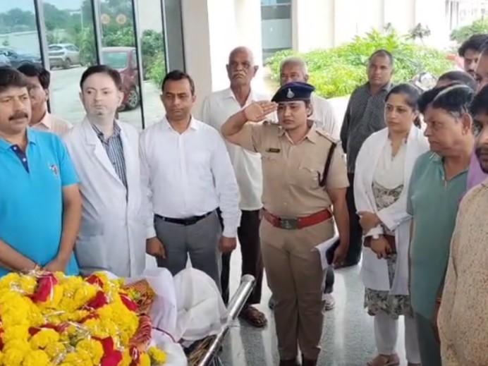 इस दौरान मेडिकल विभाग के कर्मचारी और पुलिसकर्मी मौजूद रहे।