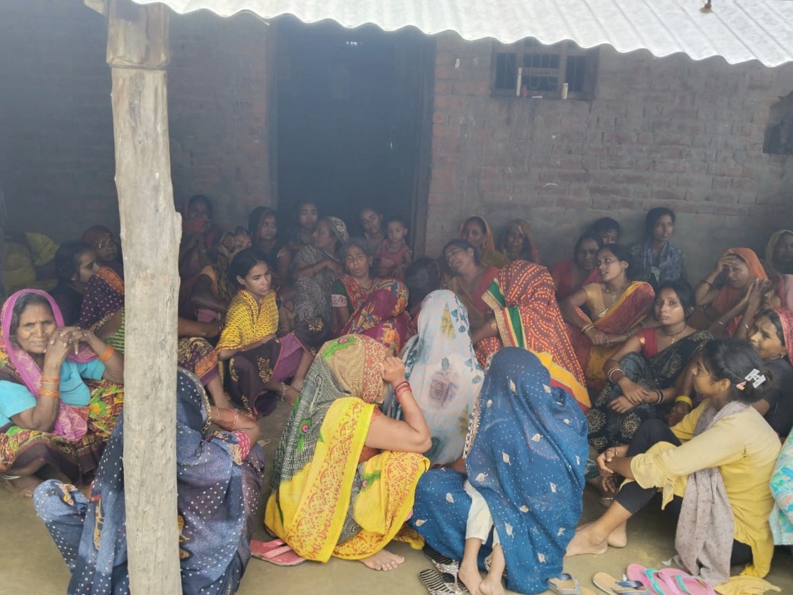 रोते-बिलखते परिजन।