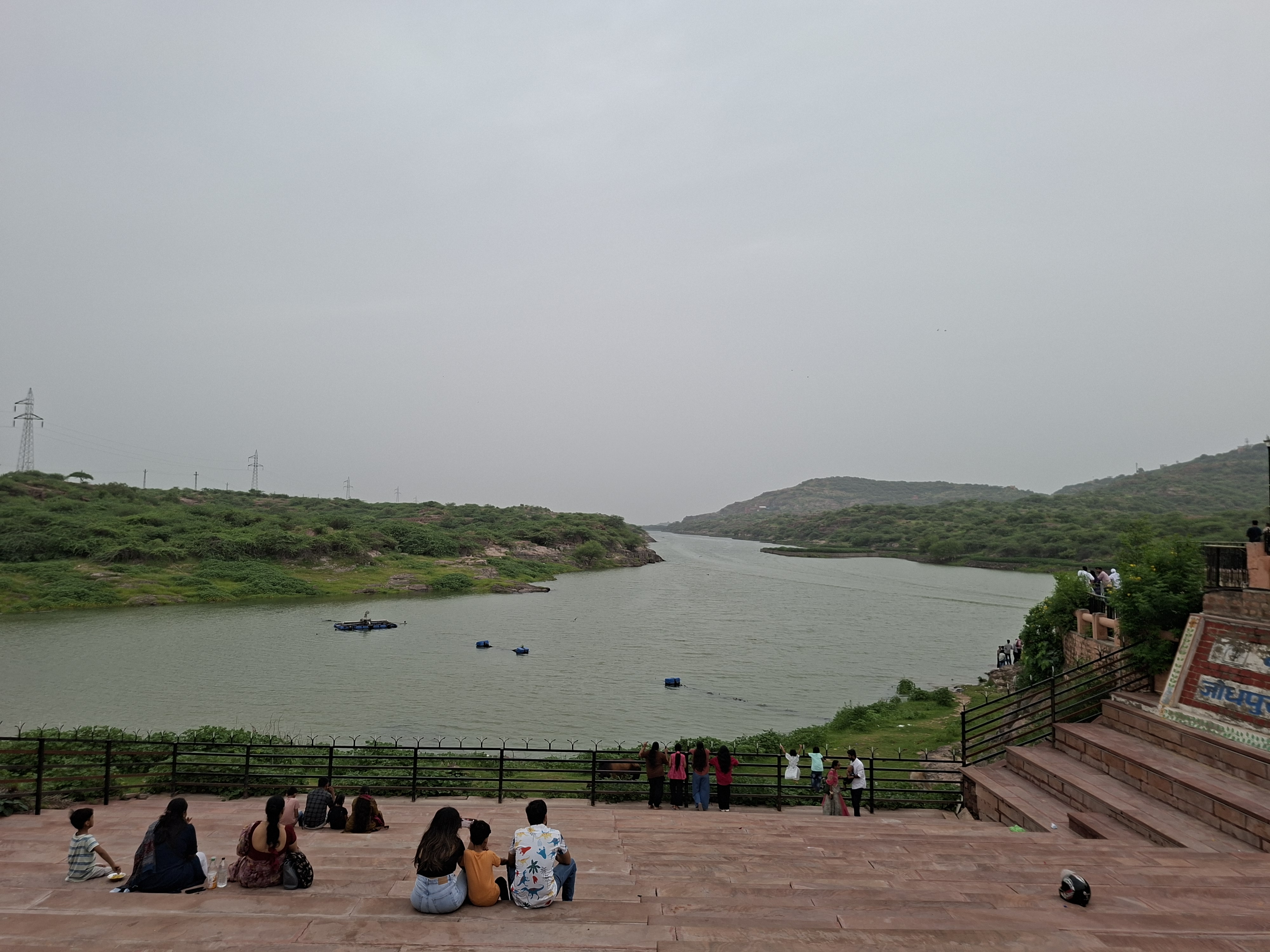 कायलाना झील पर वीकेंड के चलते लोगों की भीड़ उमड़ रही है।