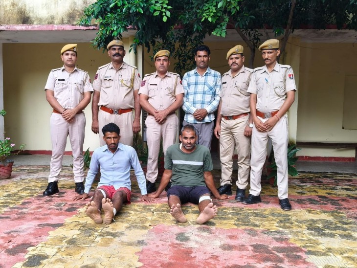 पुलिस की हिरासत में आरोपी।
